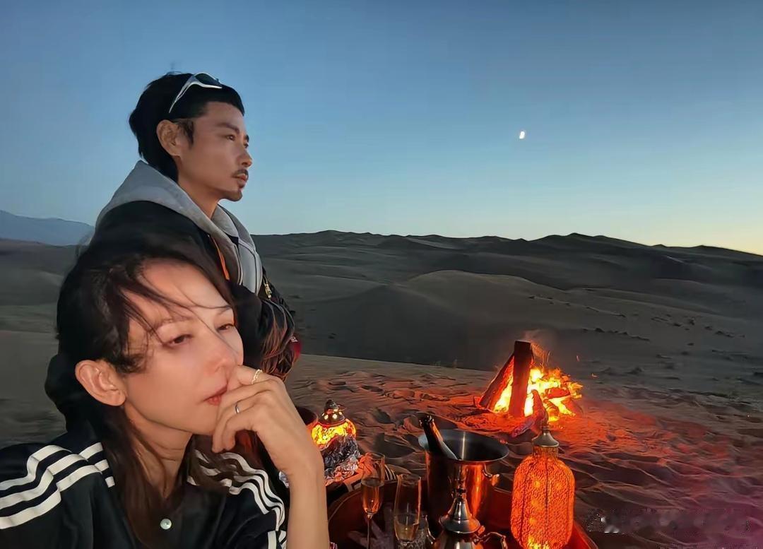 中年婚姻最大的杀手不是出轨，是骨子里的懒，就像慢慢耗空的存款账户。
蔡少芬53岁生日，张晋没搞热闹派对，直接带她去甘肃沙漠，坐红毯看日落喝红酒，配文谢你陪我23个生日，戳中好多网友。张晋提过爱情银行理论，吵架是消耗，陪伴相处才是储蓄。有调研显示，45到55岁夫妻，68%陷入情感沉默症，除开生 ​