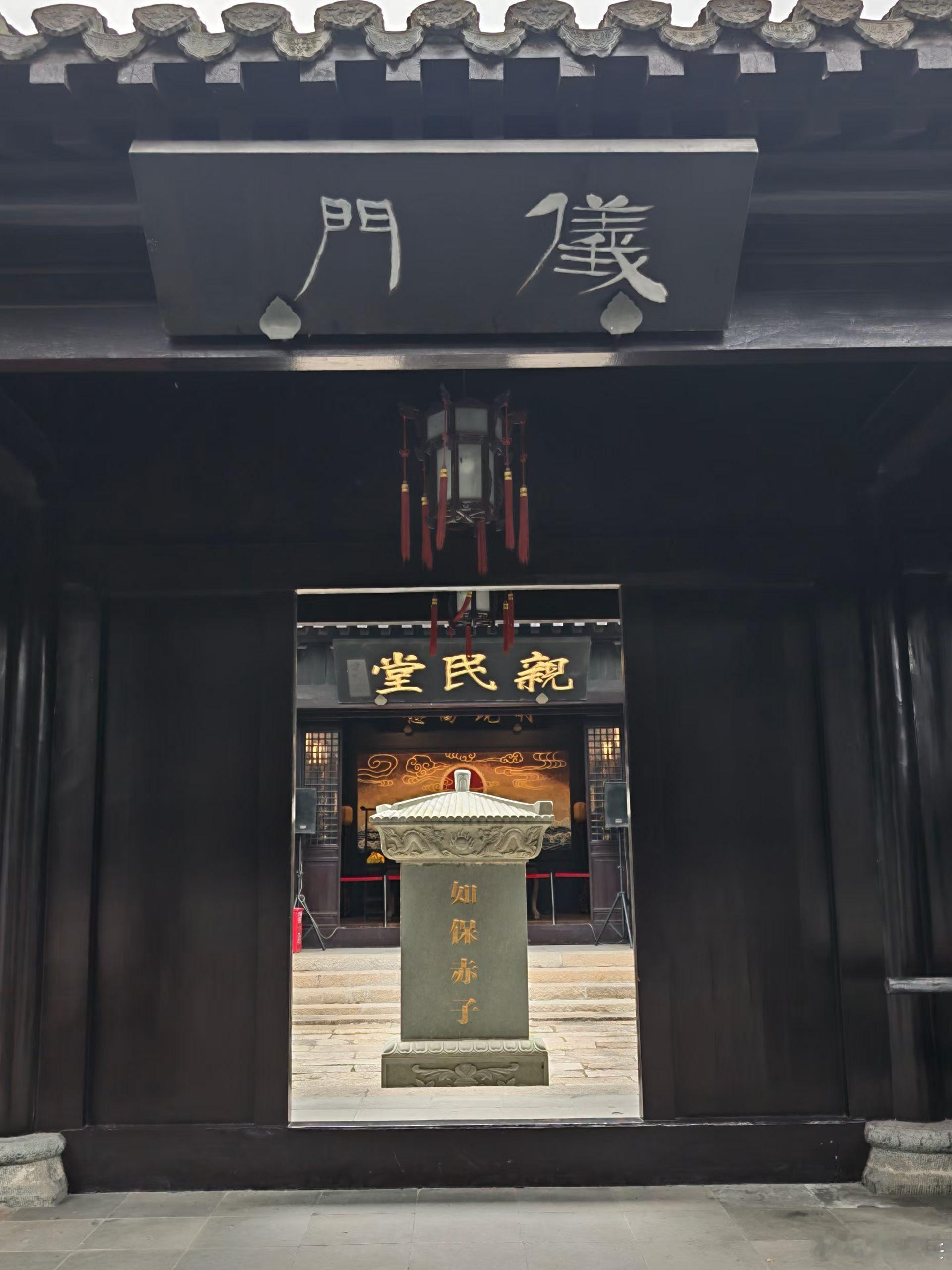 从政府来养老到养老不能靠政府，中国养老制度五大常识中最核心的常识，是当前体制内、企业职工、城乡居民三大群体的待遇差距悬殊！ ​嗯，从来就没有什么救世主，也不靠神仙皇帝，要创造人类的幸福，全靠我们自己个儿。 ​​​