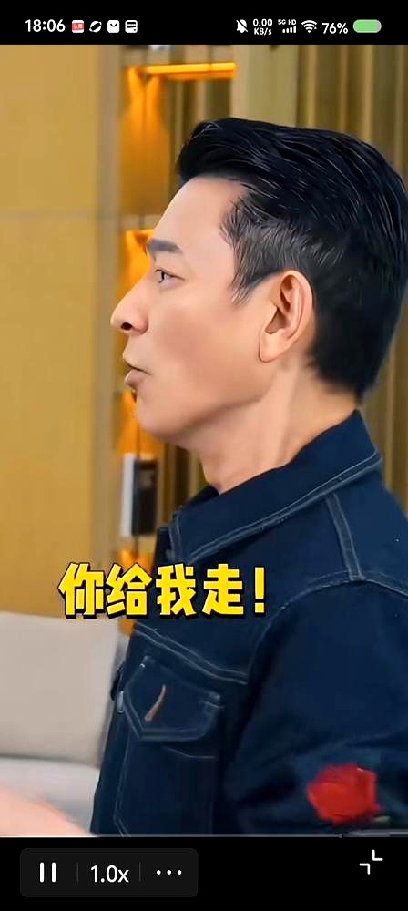吴京嬉皮笑脸问刘德华“月亮要是没了中秋还放假吗”，刘德华直接怼了仨字“你给我走”，把全网乐翻了。
 

大家都当段子看，可细品全是成年人最铁的人际关系。
 

当年拍戏，吴京亲眼看着刘德华吊威亚失控，后脑勺狠狠砸在水泥地上，爬起来第一反应不是叫唤，而是问导演“要不要重装”。吴京自己更不用说，全身骨折