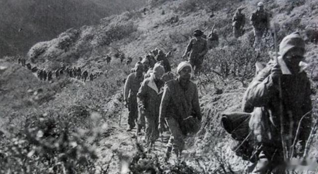 被打掉一个师，印度为什么立马就崩了？

1962年留下一桩悬案：折了一个王牌师，印度全国为何瞬间破防？

答案很简单——不是输不起人，是神话被当场拆穿。

看战前架势：尼赫鲁下令14天扫清中国据点；王牌第7旅旅长达尔维放话“单挑中国所有边防军”；印度舆论坚信一个印度兵顶六个中国兵。

第7旅确实 ​