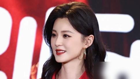 五番开外，愣是把女一号的风头抢了。
《嫁金钗》里毛林林演宠妃周芙，没浓妆，没黑化眼线，就靠一张脸几场戏，把深宫里当娘又当棋子的那股劲儿全演出来了。
直播时田曦薇站她旁边，她张嘴就是“抓住她”，神态节奏跟剧里一模一样，弹幕直接炸了。
网友扒她日常，不炒作不撕番，拍完戏就消失，活得跟圈外人似的。