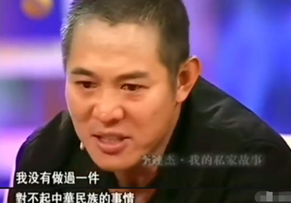 1993年，李连杰表演太极拳，被美国主持人讽刺：“你这动作软弱无力，这种中国功夫只适合老人。”李连杰二话不说，猛地一抬脚，直接踢碎了旁边的桌子，主持人惊得目瞪口呆。
那年，李连杰刚拍完《太极张三丰》，因为这部电影，他受邀参加美国一档脱口秀节目，节目里，主持人让他表演下太极拳，李连杰按要求展示起来。