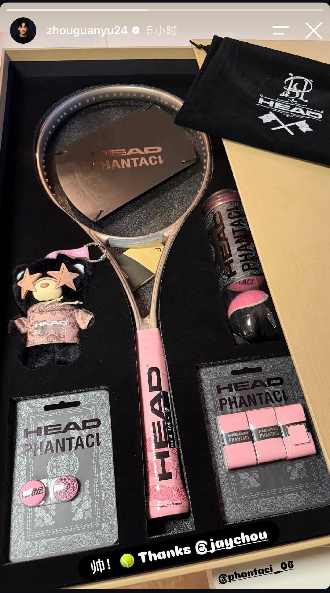 小周收到了周董的礼物🎁是周董与品牌合作的限量收藏版网球拍🎾

不久前周董发布时小周就有给周董的ins点赞，是小周很喜欢的粉色系耶💕

照片转自 周冠宇 周杰伦 ins

#车手周冠宇[超话]##周杰伦# #网球# ​