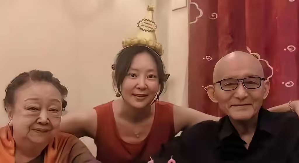 女儿曝游本昌临终细节！去年就“差不多死过一次”了，留下最后的一句话，令人泪目[流泪][流泪]

前几天游本昌才过完生日，问他有什么愿望，他说没有，只说了一句“我很幸福”，已经没有什么需要祈祷，就连走的最后一刻，跟女儿说的不是别伤心，而是“我很舒服”。

去年游本昌就差不多死过一次，经历过那一次后，游