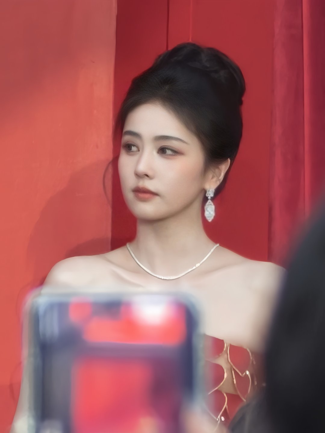 所有人感受…

#时尚芭莎红毯#  //#白鹿 古堡女爵# ​