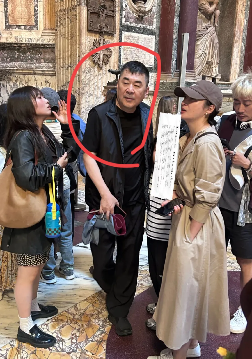说实话，
我觉得陈建斌不赖！
陈建斌对蒋勤勤还是相当可以，这些年他也算是大红大紫了，也没见有他什么乱七八糟的事儿，对感情他还是非常专一的。

说起，吴越跟他的事儿也不算陈建斌的错，毕竟，男未婚女未嫁，遇到更合适的人而选择离开，走的干脆利落，说实话，也是对吴越负责！