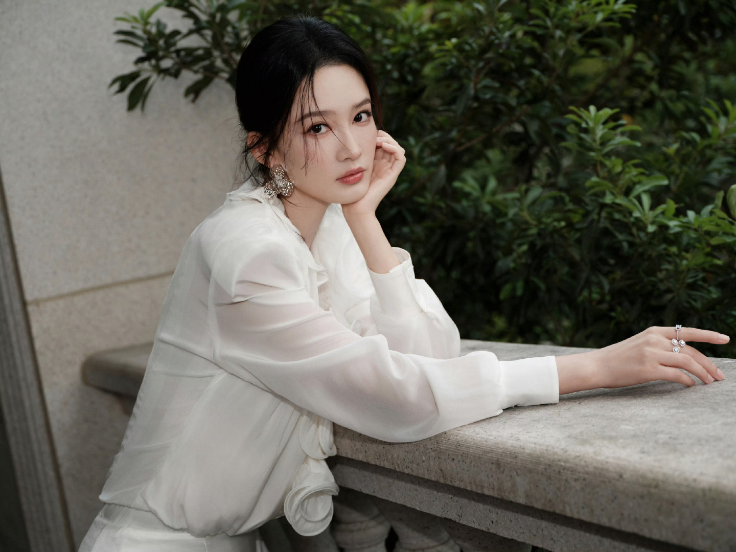 #沁我cp[超话]##李沁白月光千金造型#🎋#胡歌李沁群像海报# 
拍照：冷脸装酷气场全开[思考][思考][思考]
实际：明媚鲜活生动有趣可爱又迷人​