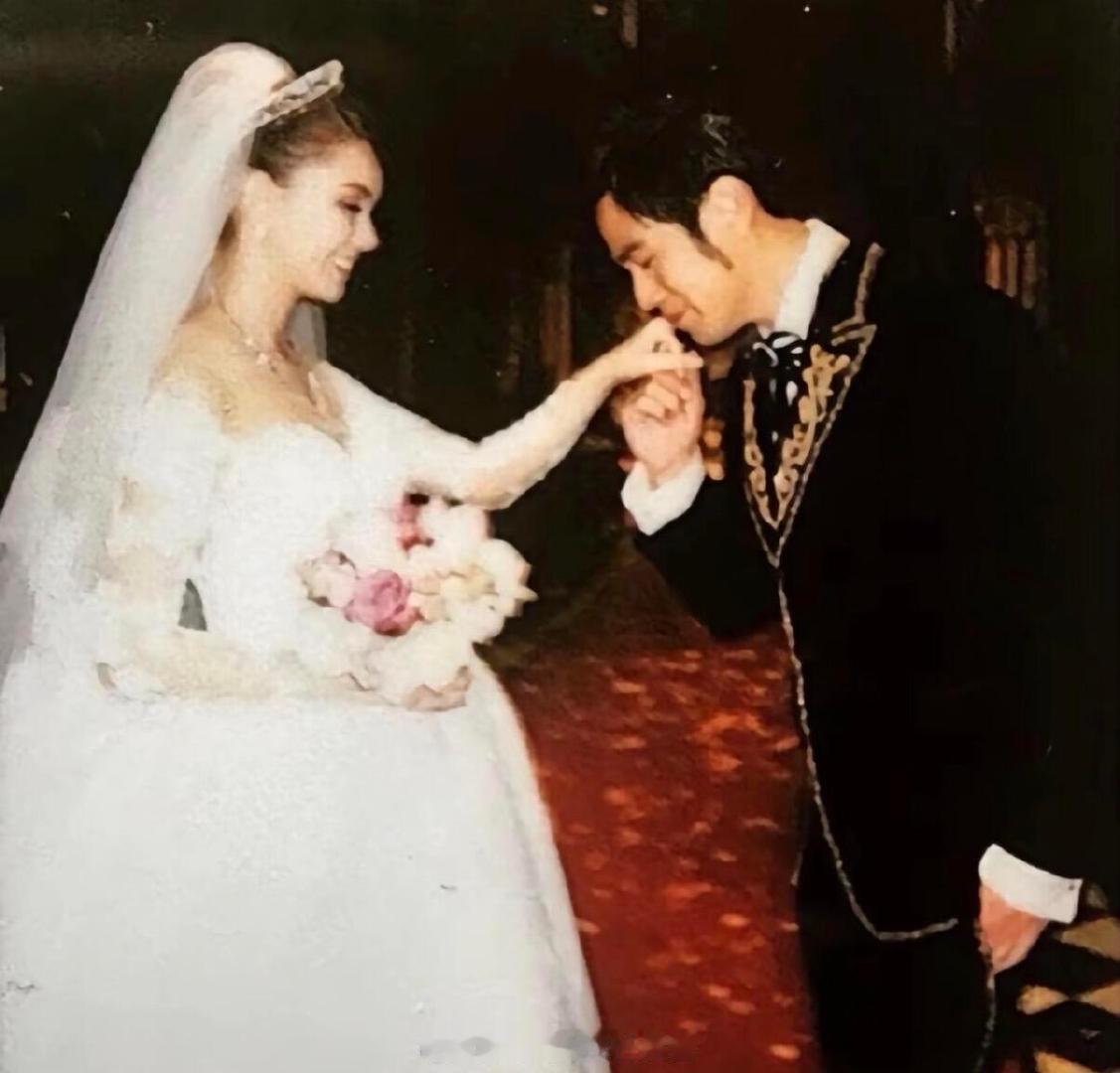 #周杰伦以昆凌名义购入豪宅# 他真的很爱她。比起甜言蜜语，实实在在的安全感才最打动人。物质的给予，也可以是爱最直接的表达。 ​