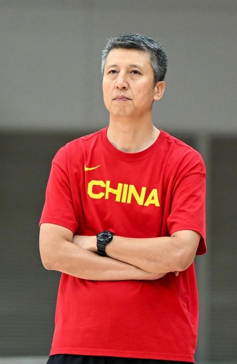 同样是带顶级球队的主教练，郭士强和李昂在场边一站，给人的感觉完全就是两个极端。
郭士强站在场边，嗓门大，手势密集，整个人从头喊到尾，恨不得自己披挂上阵替球员跑位。
他的规矩很严：每个回合的路线必须精确到厘米，球该给谁、掩护怎么挂，全得按既定剧本走。球员要是敢灵光一现自作主张，下来多半就是一顿训，