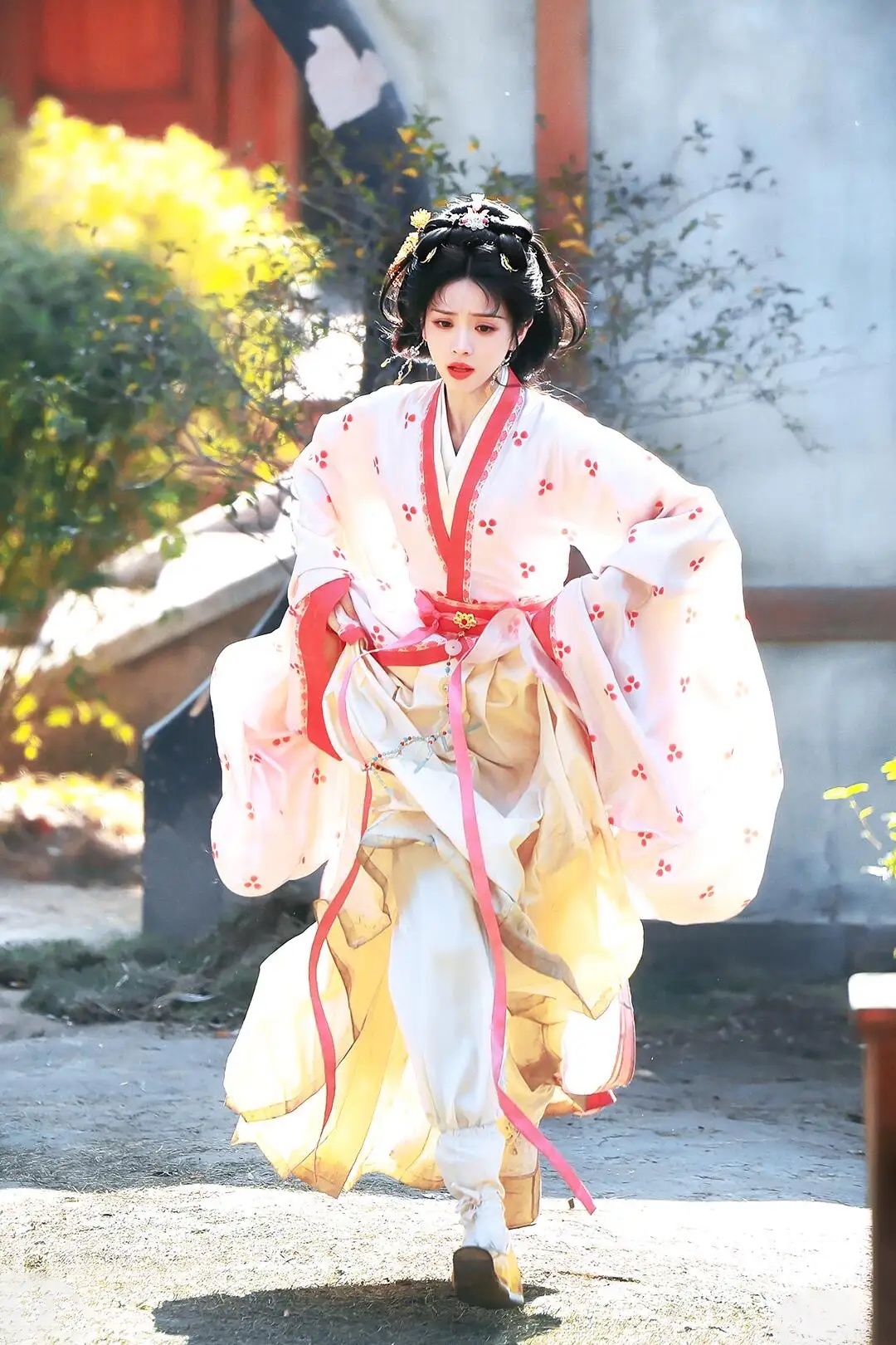 田曦薇、闫桉主演的《嫁金钗》凭真假千金的宅斗拉扯狠狠出圈！谁能想到，第 16 集这场全员摊牌大戏，竟被剧粉对标《甄嬛传》滴血认亲！一边是偷来荣华、机关算尽的假千金，一边是隐忍求生、步步破局的真千金；阴谋藏于内宅，杀机隐在杯盏，害人者布下毒酒局，到头来自食恶果。善恶怎会永远颠倒？诡计怎 ​