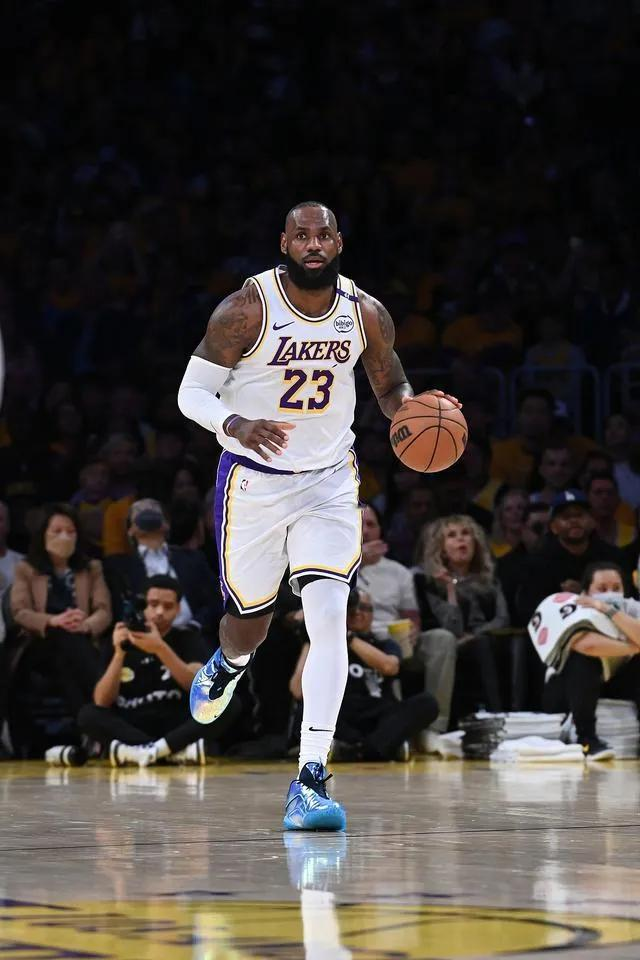 詹姆斯最让人佩服的是他的自律和持久的竞技状态。他进入联盟这么多年，一...