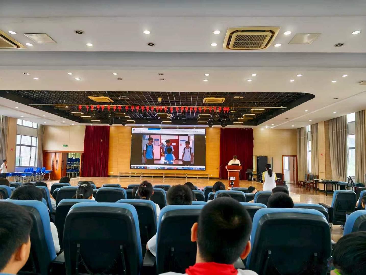 【开学第一课｜法护新学期】 9月3日，钟楼公安分局新闸派出所法治副校长走进辖区中小学，带来别开生面的法治开学第一课。民警结合青少年实际，围绕防欺凌、反诈、交通安全等内容以案释法，现场播放新闸派出所制作的“对欺凌说不”教育视频，引导学生增强法治观念，学会自我保护。​