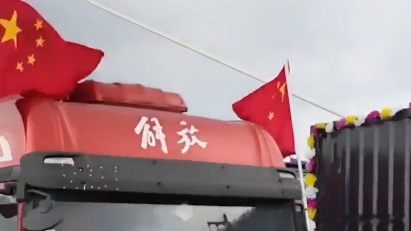 航拍画面：中朝新鸭绿江大桥正式开通 车队成排驶过大桥 ​