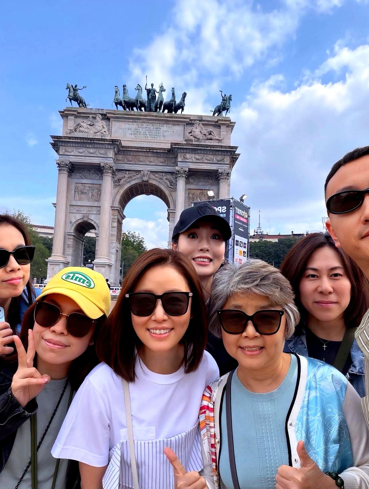 林心如带妈妈现身米兰，两人一同框，终于知道她的高颜值到底随谁了。

最抢眼的就是母女俩那对同款酒窝。林妈妈顶着一头花白短发，看着大概70岁左右，但精气神特别足，保养状态很在线。

细看两人的脸型，林心如是标准的鹅蛋脸，林妈妈脸稍微宽一点，看样子是年纪上来后有些发福。但这五官底子明摆着，林心如的美貌算