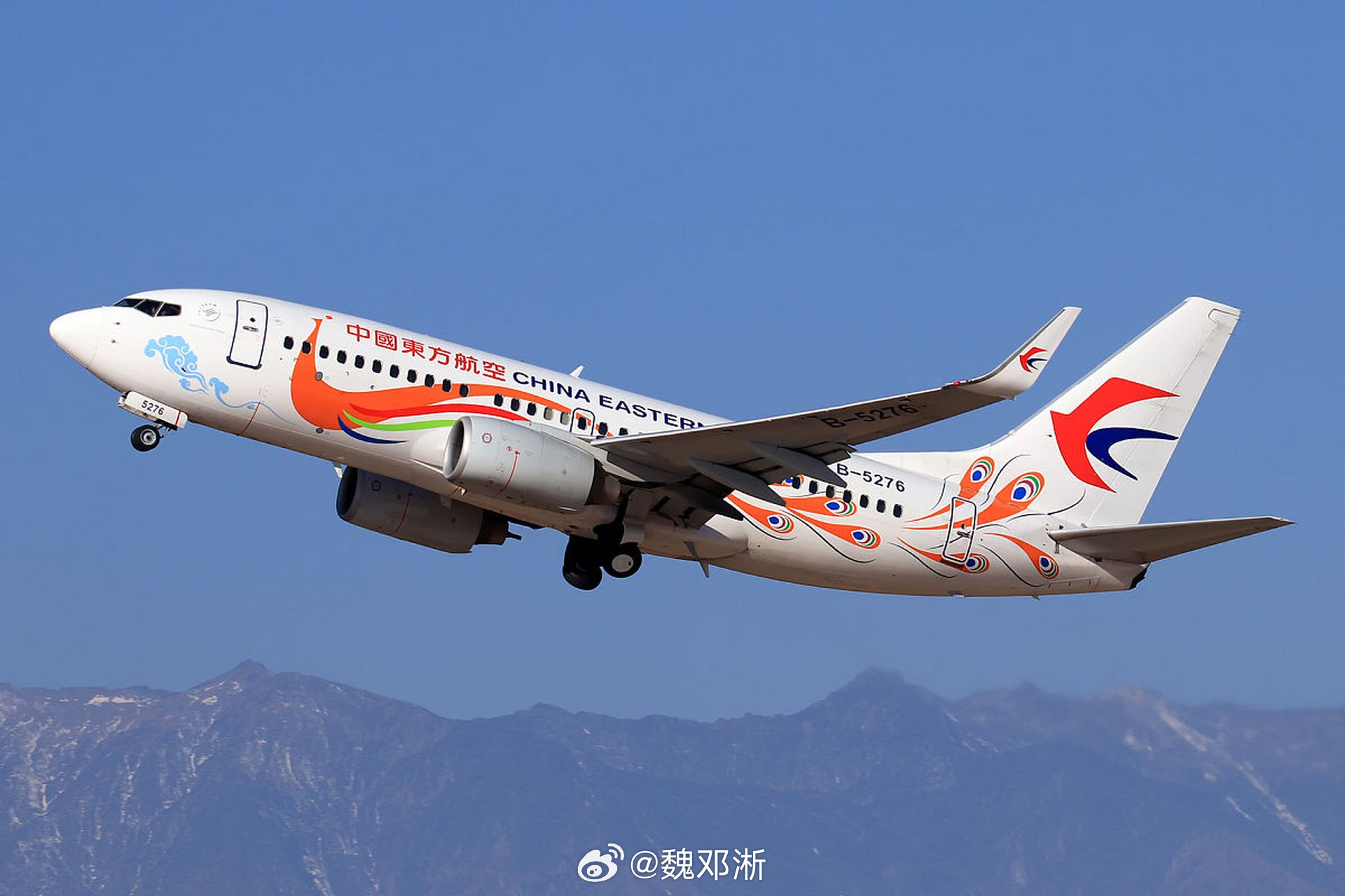 #空姐跪地道歉事件目击者发声#【东航空姐下跪道歉】 #东航通报空姐下跪事件# 
东航空姐因餐车轻微磕碰到熟睡旅客手肘而反复下跪道歉仍被辱骂威胁，这一幕折射出社会转型期戾气向基层服务者转嫁的典型问题。
究其成因：
其一，社会压力宣泄——经济与生活焦虑累积，个体情绪缺乏出口，服务者沦为“情绪 ​