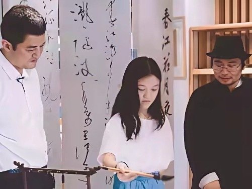 李嫣小时候就会执毛笔写字，她曾经写过“信念”两字拿来拍卖，拍卖得到的钱用来当善款了。 ​