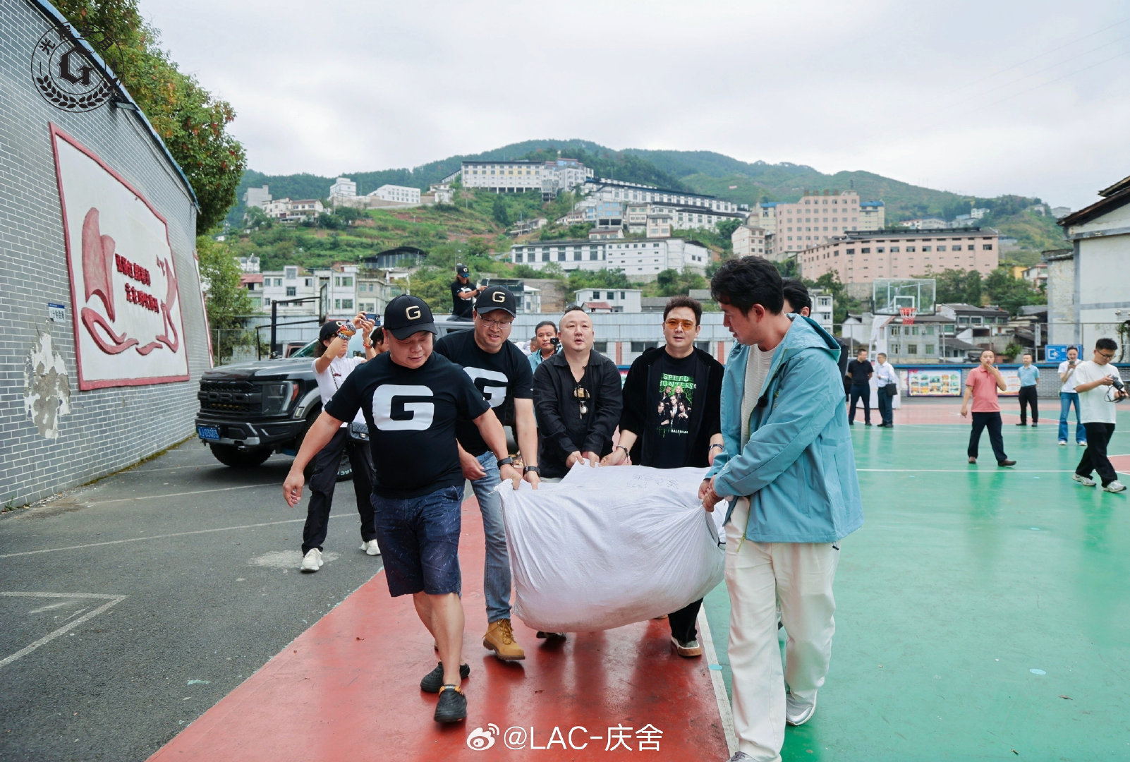 #奔驰大g# 俱乐部做公益已经很多年，每年都会有不少热心车主奔赴各地参与助学。这次难得，车友贵州公益行程和奔驰官方活动时间和地点高度重合。我们一同来到赤水河畔的合马小学。#天地即征途##全新长轴距gle# 

车子承载热爱，也承载善意。希望这份小小的心意，可以陪伴孩子们好好读书、勇敢追梦。 ​