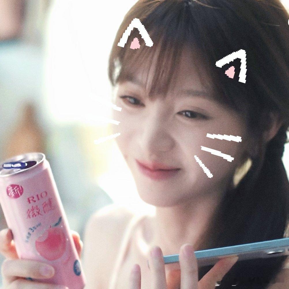 #田曦薇[超话]#
捕捉一只草莓味的小猫🐱
≽^⚈⩊⚈^≼ ​