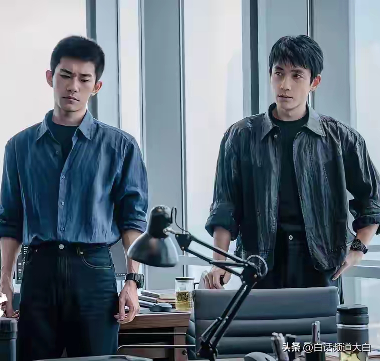 朱一龙、易烊千玺身上的氛围感：少年成名的紧绷，困住了松弛的演技
 
看完朱一龙在《空枪》里的表演，忽然生出一个感慨：他身上总透着一股挥之不去的压抑感，整个人仿佛很难真正舒展快乐。不止朱一龙，易烊千玺身上也有着同样的特质，骨子里带着一种紧绷感，很难展现出真正的松弛。
 
这份性格底色，也直接体现在他们
