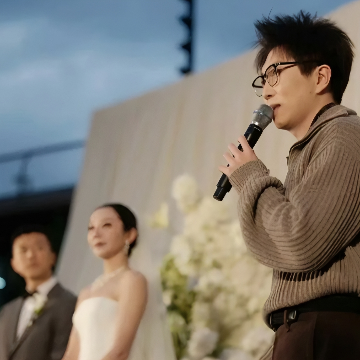【毛不易婚礼致辞吵翻：真诚归真诚，场合上的分寸感，真的很重要】
 
最近毛不易给老朋友的婚礼致辞，网上吵得热火朝天。
几句被剪出来的话，刷满了短视频。一句“从校服到婚纱，虽然不是我的妻子”，还有那句“结婚对咱们这个时代来说，越来越不意味着什么了”，两边网友直接吵开。
 
站他这边的人说，看完完整版就