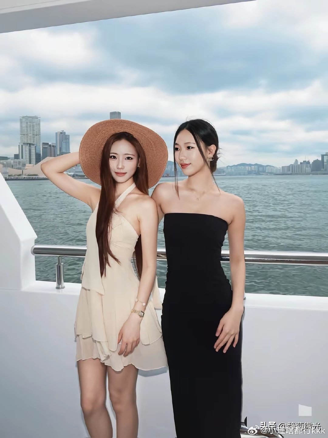 小S的两个女儿都好有辨识度的好看，完全是不一样的风格！
小女儿是甜美灵动款，笑容特别有感染力，元气满满。 ​