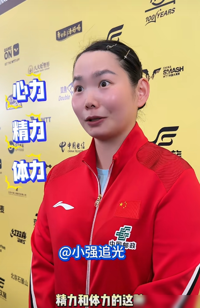 何卓佳又碰张本美和，这签是真硬，也是真懂流量。
上一轮打王晓彤，3：2磨下来，球不漂亮但人稳。赛后一句先拼她就把话头对准了张本美和。查了下过去三次交手：2024年10月中国大满贯，何卓佳3：0拿下。11月法兰克福，张本美和3：1扳回。2025年2月新加坡，何卓佳又给剃了个3：0，末局11：9。
