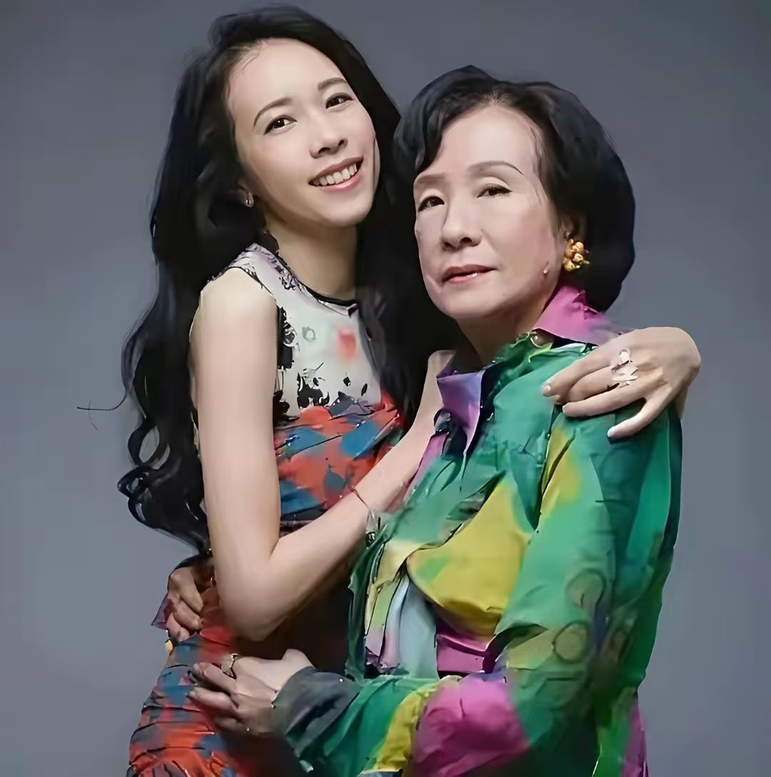 莫文蔚的妈妈年轻时也太好看了，
不魄是张国荣嘴里：香港最完美的女人，自带豪门贵气的初代女神。 ​