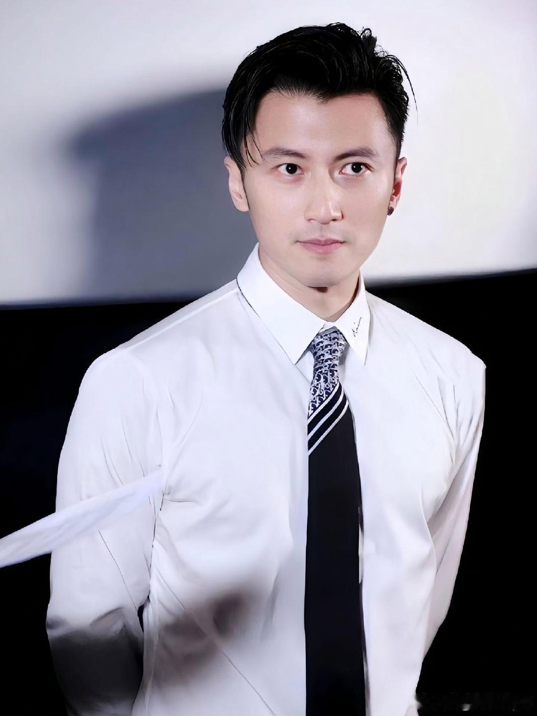 据唐人街探案剧组内部人员透露
反派一角Q本来由陈思诚导演出演，但他被王宝强吐槽不会演戏，最后决定改由香港知名影视演员谢霆锋出演。 ​