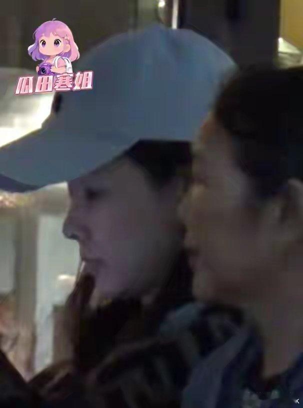 娱记曝叶祖新见女友家长！穿搭随意表情超紧张 ​