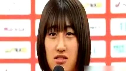 亲妈改嫁，日本女排主攻手连姓都换了三个，但球衣背后的名字偏不改。

因为母亲婚姻变动，她先叫山本美空，后来改回秋本。最近母亲又改嫁，户口本上她直接跟着新爹姓了大友。

但到了场上是另一回事。6月底官宣租借意甲布斯托阿西齐奥，9月底随队出征。不管户口本怎么折腾，国家队名单和意甲球衣背后的罗马音，印的死