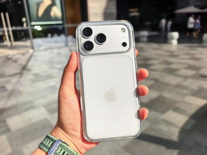 #有了iPhone还有必要入大疆吗# 
其实两者根本不是替代关系，而是互补搭配～ 
iPhone主打日常全能，通讯、社交、随手拍照录像一站式搞定，日常记录完全够用； 
大疆专注专业航拍、运镜创作，能拍出手机完全达不到的高空视角和电影级画面，却没有通话、社交这些日常功能。 
 
普通日常随手记录，一台iPho ​