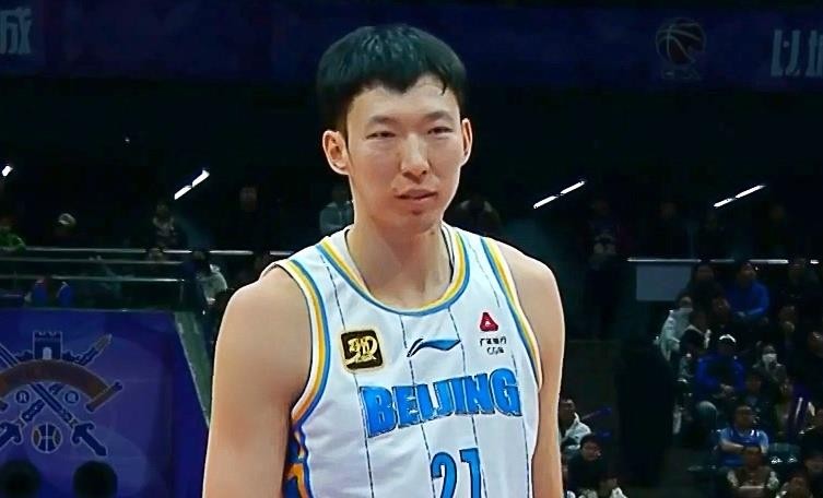余嘉豪和徐昕这两个220以上的大个子，如今在CBA的处境真是一个比一个尴尬。余嘉豪从西乙回来第一场打了十几分钟只抢一个篮板，徐昕签证没办成NCAA也没去成，回广州照样坐板凳。俩人都曾是首发，现在全成了边缘人，上场时间碎得捡不起来。周琦和王哲林这个岁数已经在联赛里横着走了，他俩连轮换都站不稳。出去闯了
