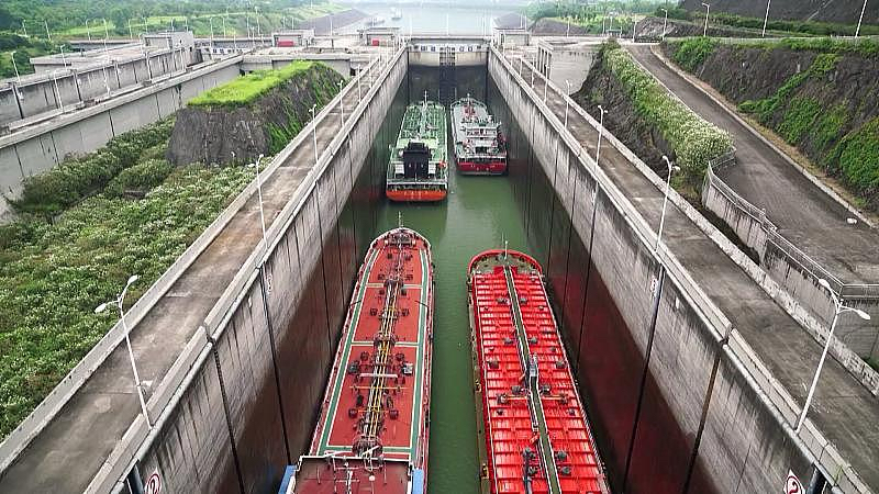 平陆运河：通江达海的世纪工程

平陆运河是新中国成立以来第一条国家层面统筹建设的通江达海运河，也是西部陆海新通道的骨干工程，于2026年9月16日正式建成通航。

运河全长134.2公里，北起南宁横州市西津库区平塘江口，南经钦州灵山县陆屋镇，沿钦江直通北部湾，按内河Ⅰ级航道标准建设，可通航5000吨