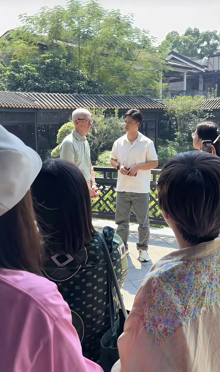 66岁的蒂姆·库克在广州和苏炳添惊喜碰面，二人现身岭南园林风格的酒家，一同逛园自拍、热聊打卡。库克身着浅绿Polo衫，身形挺拔，状态保持得很好，苏炳添一身简约白衬衫，清爽利落。

说实话这组跨界同框还挺意外，苏炳添并没有苹果的代言合作，算不上商业局。科技大佬和短跑飞人凑在一起，氛围感轻松随性，很难不