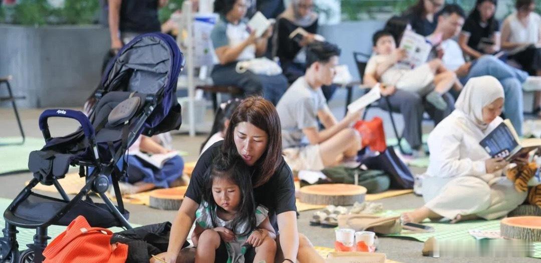 新加坡为期五年的全民阅读运动ReadSG正式启动，通过每日“打卡”阅读等一系列活动，邀全民一起培养终身阅读习惯。为了纪念图管局于1995年9月1日成立，2026年起，每年9月会设定为“全民阅读月”。全岛多处图书馆会在这一整个月里举办各种精彩纷呈的阅读活动，吸引各年龄层民众齐齐走进浩瀚书海。新加坡新加坡达哥 新加坡·Bukit Timah Community Club
