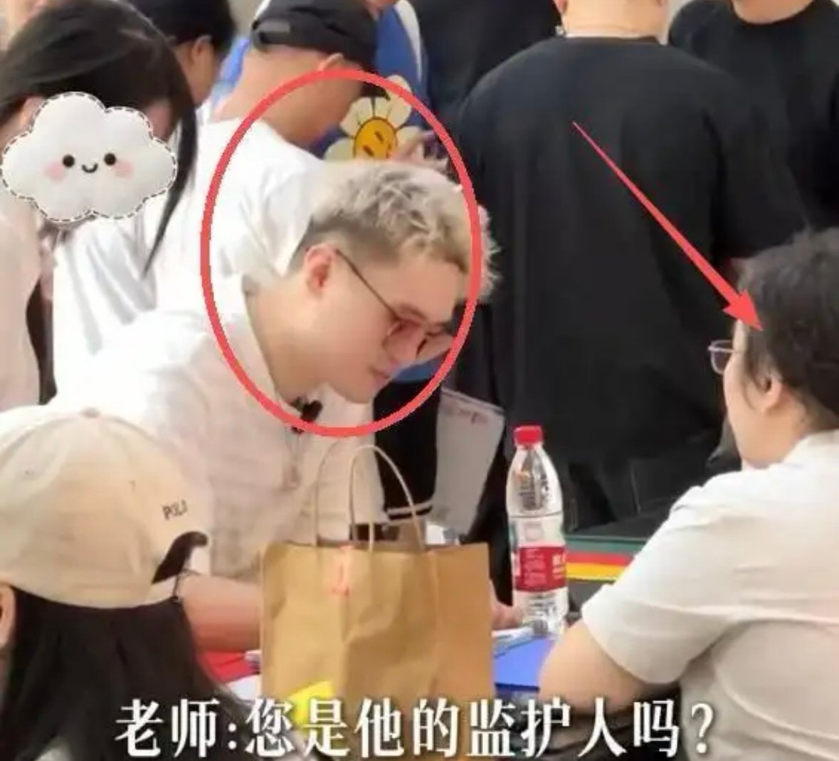 韦雪女儿上大学，陈平亲自护送，一头白发惹眼，老师差点认错 ​