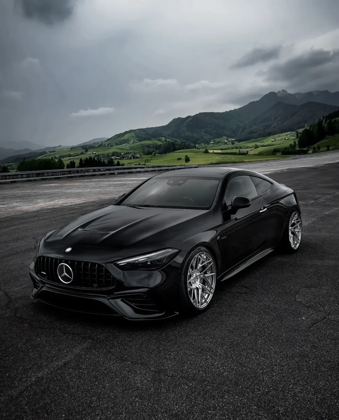 阴天下的AMG CLE53黑武士