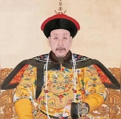 乾隆：他真的缔造了“十全武功”吗？从康乾盛世巅峰到清朝转折点，才看懂大清为何由盛转衰

在清朝历史上，乾隆皇帝绝对算是存在感最强的一位。

他在位六十年，当太上皇又三年多，实际掌权时间超过六十年，是中国历史上执政时间最长的皇帝之一。

很多人对乾隆的印象，往往来自两个极端。

一边是“康乾盛世”