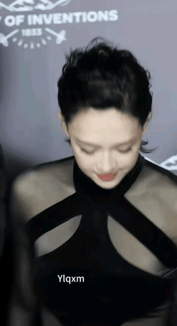 47岁章子怡红毯封神：美，是女人对自己最狠的温柔
昨晚上海红毯，章子怡一现身就“美到失语”。黑色透视长裙裹着紧致线条，大背头超短发配红唇，港风霸气扑面而来。交叉绑带抹胸、利落黑丝，侧身零赘肉——哪是天赋，分明是私下把健身当打卡的狠人。
她举着积家表望向镜头，嘴角那抹笑自信飞扬：“这一局，我又赢了。”
