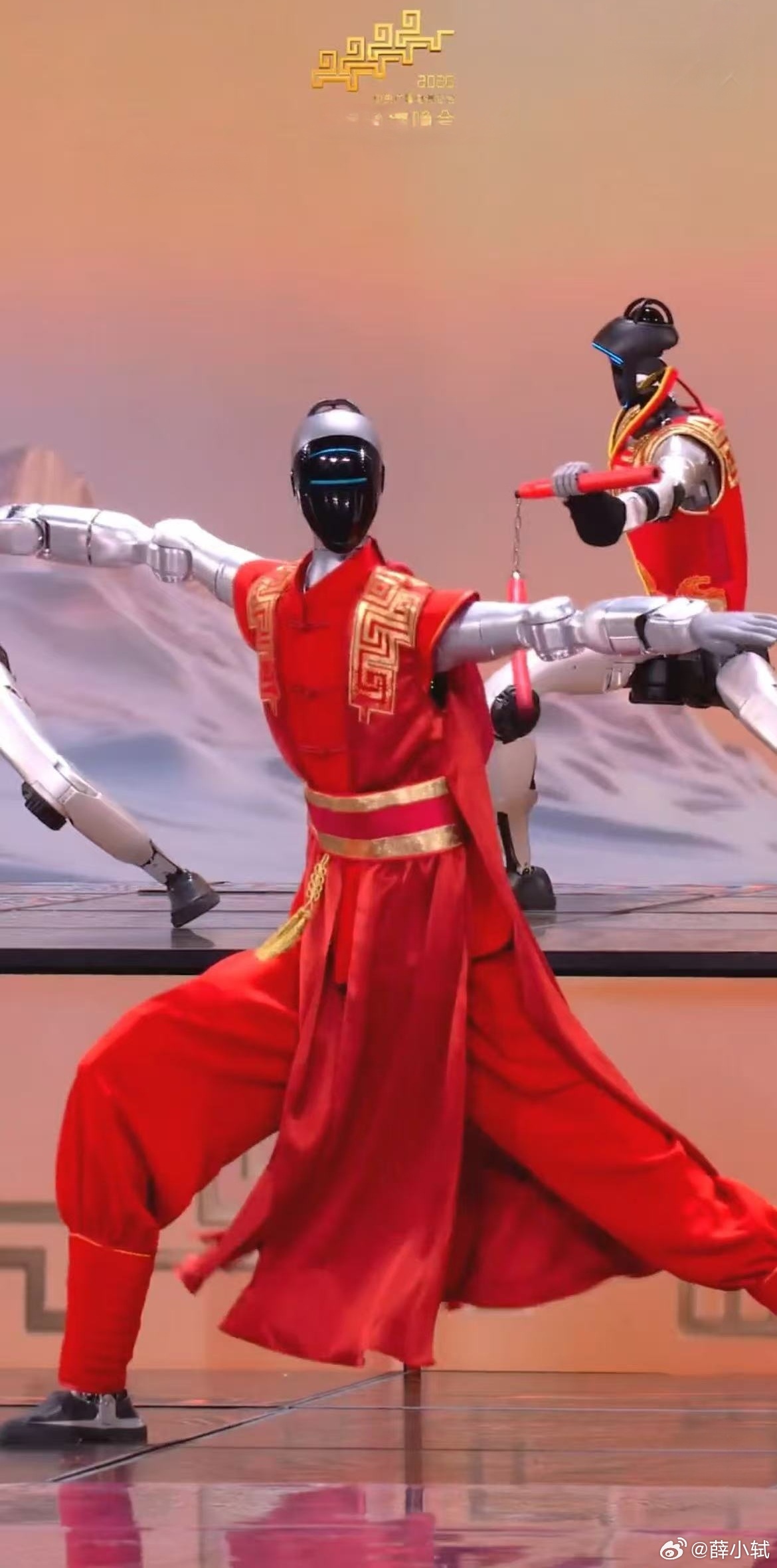 #王兴兴称物理AI或将被击穿#
翻译成大白话，就是未来1-3年机器人修为大成，直接下山抢饭碗了。

宇树刚上市的时候，王兴兴还公开说人形机器人走进生活，至少还需要十年时间。
这才过去多久，机器人直接就神功大成了？

哪有什么一夜降临的技术神迹，现在股价直接砍半，他终于学会和股民唠嗑了：
聊未来 ​