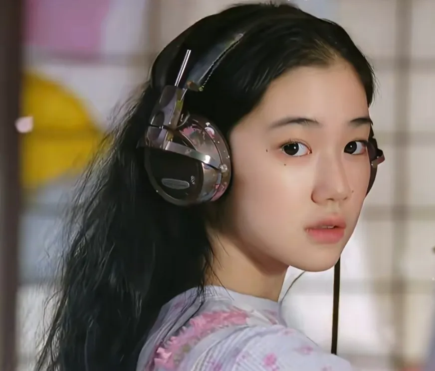 日本森系美女苍井优，五官单看普通，但组合在一起很耐看