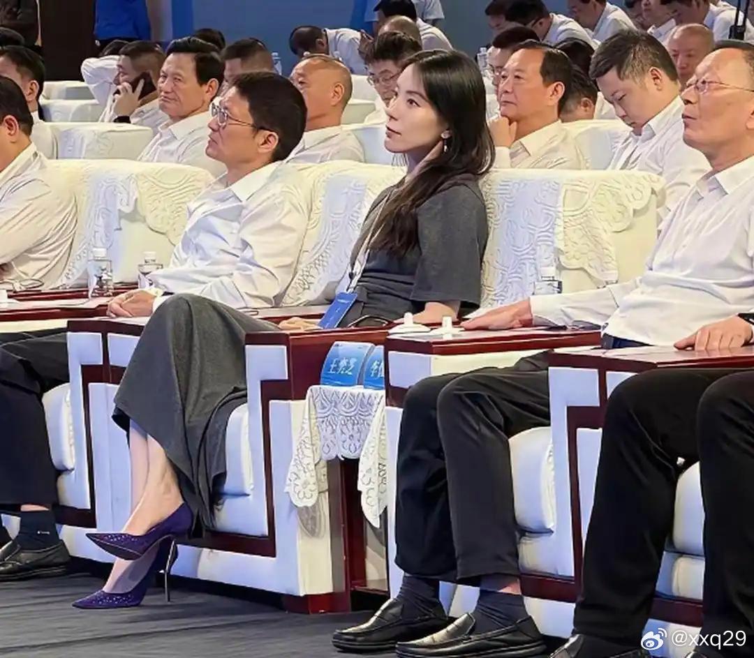 不得不说蔚来老板娘颜值确实出众，气质也格外好，出席公开活动时十分亮眼 ​