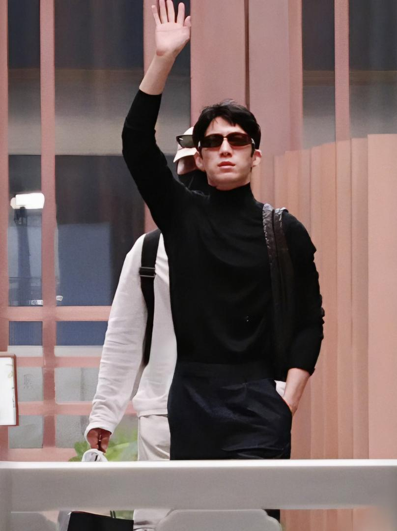37岁井柏然现身杭州出席线下活动，一身全黑高领穿搭，“禁欲人夫感”扑面而来！神似热播剧《早春晴朗》中的角色栾念，霸总范儿十足！