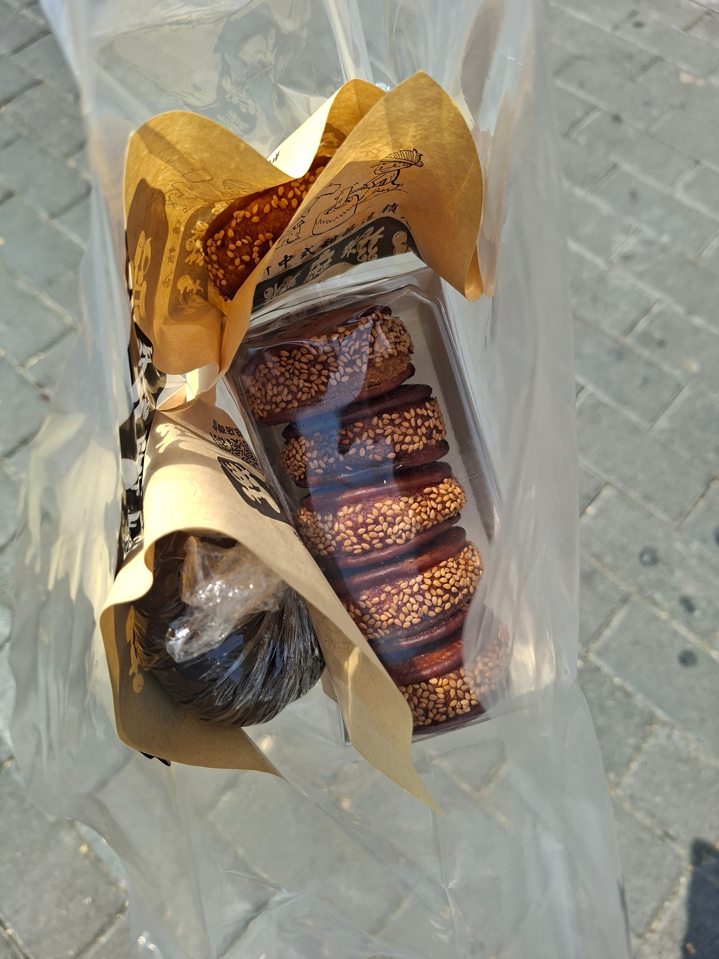 在美团上刷到了南瓜饼，看着不错，就去买了，美团8块3，5个，好评送一个。老板的姐姐炸糊了一个，问我能不能等一下，再给我炸一个。我说不用了，一是我急着回家吃饭，二是我不在意这个，只是尝个鲜罢了，三是本来说好评送一个的，对方没让我评论也直接送我了。
但是对方过意不去，现给我包了个糍耙替代 ​