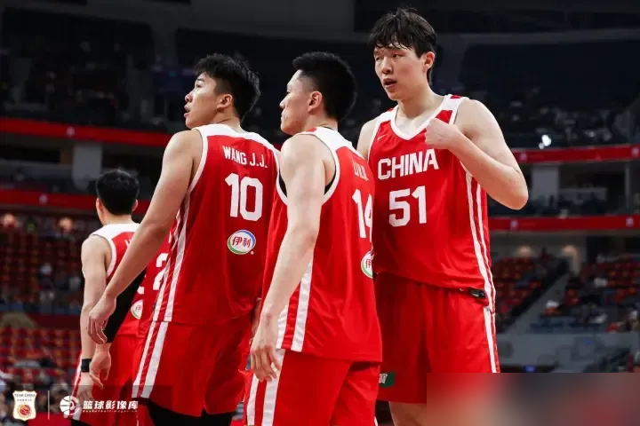 之前被骂惨的两个男篮小将，这次直接杀疯了！
之前被喷防守差、爱单打的王俊杰，郭士强给足球权和信任，23分钟高效砍下11分5篮板，正负值+2，赛后释放压力直接落泪。
杨瀚森更猛，9投8中砍下19分9篮板，最后4.1秒的准绝杀，是郭士强提前布置、反复练过的盒子战术，根本不是瞎蒙。
郭士强给所有球员