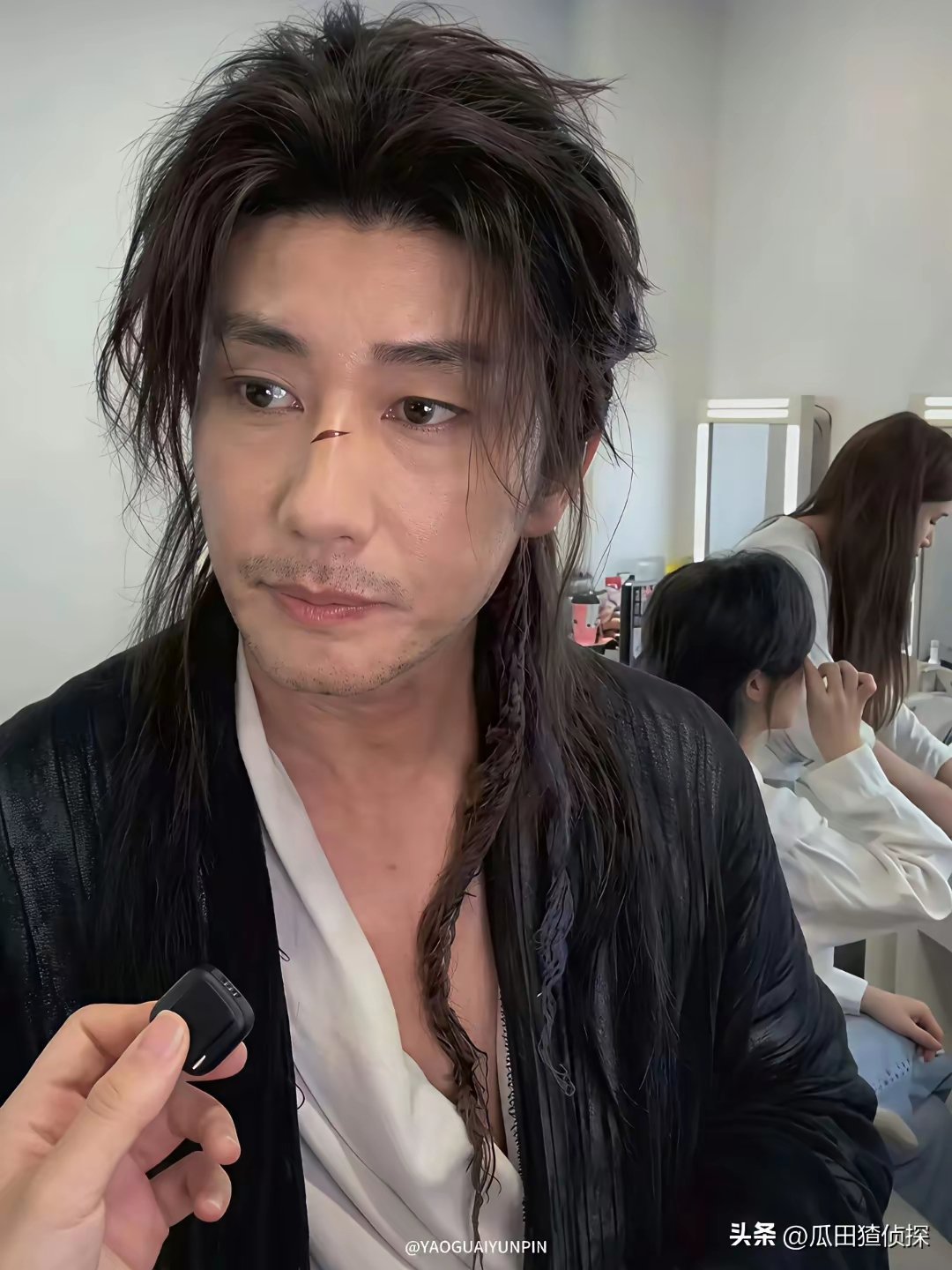 这是赵露思她爸？早二十年为什么不出道
​很适合古装扮相真挺帅的,  像武功高强的颓废侠士，这鼻子真的优越，这挺有老一辈帅哥味道的。他早些年更帅，生病消耗太大了，刷到过赵爸的抖音，年轻的时候应该也挺精神的一小伙，年轻时候去当兵，当年出道赵露思可以当星二代了。主要是这叔不油啊，五十多岁的 ​