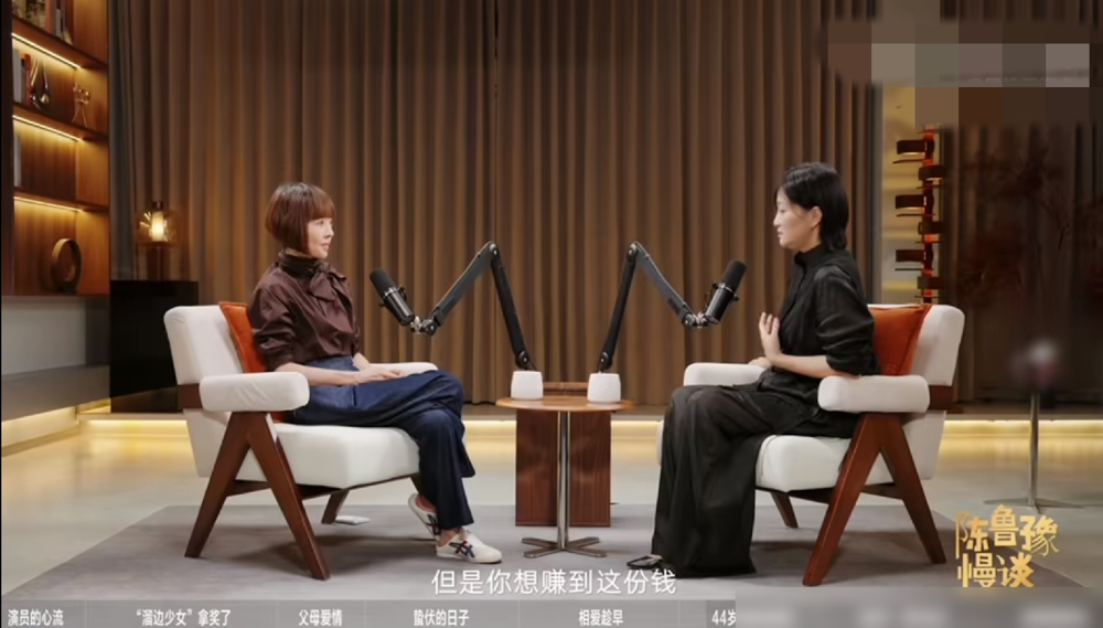 郭柯宇好坦诚啊，
直言上《再见爱人》，
自己跟前夫都有目的，两人都完成了目标。谁能想到，这档爆火的离婚综艺，竟然还是前夫公司牵的线！
她在鲁豫的访谈里，把话扒得那叫一个透。上节目压根不是图什么感情复合，纯粹就是当时大病初愈，没戏可拍，为了吃饭、赚通告费，只能去真人秀里揭伤疤。双方各怀心思，一拍