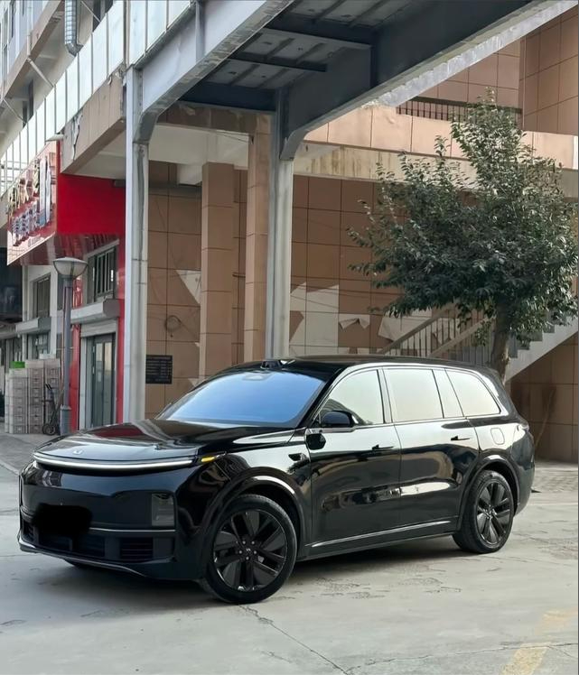 理想 L9：家用 SUV 的“舒适茧房”，但驾驶位从来不是它的第一优先级
作为一台大型增程式 SUV，理想 L9 自诞生起就带着巨大的话题性。抛开营销话术，从车辆工程角度审视，它是一台极为精准的需求导向型产品。
客观评价其动态表现，理想 L9 的行驶品质堪称“隔绝”。空气悬架配合 CDC 连续可变阻
