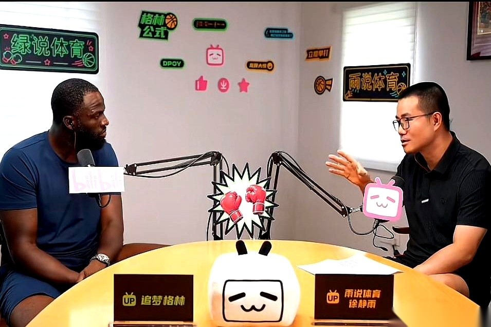 搞了半天，全世界球迷都猜错了！
你以为追梦格林那句把杜兰特按在地上摩擦的“你来之前我们就是冠军”，是气急败坏下的口不择言？
拉倒吧，那根本就是人家早就用惯了的“常规武器”！
刚看了格林的最新访谈，这哥们儿的一通大实话，直接撕开了成人世界的一块遮羞布。
人家轻飘飘地说：不吵架的球队根本走不远。他和阿杜