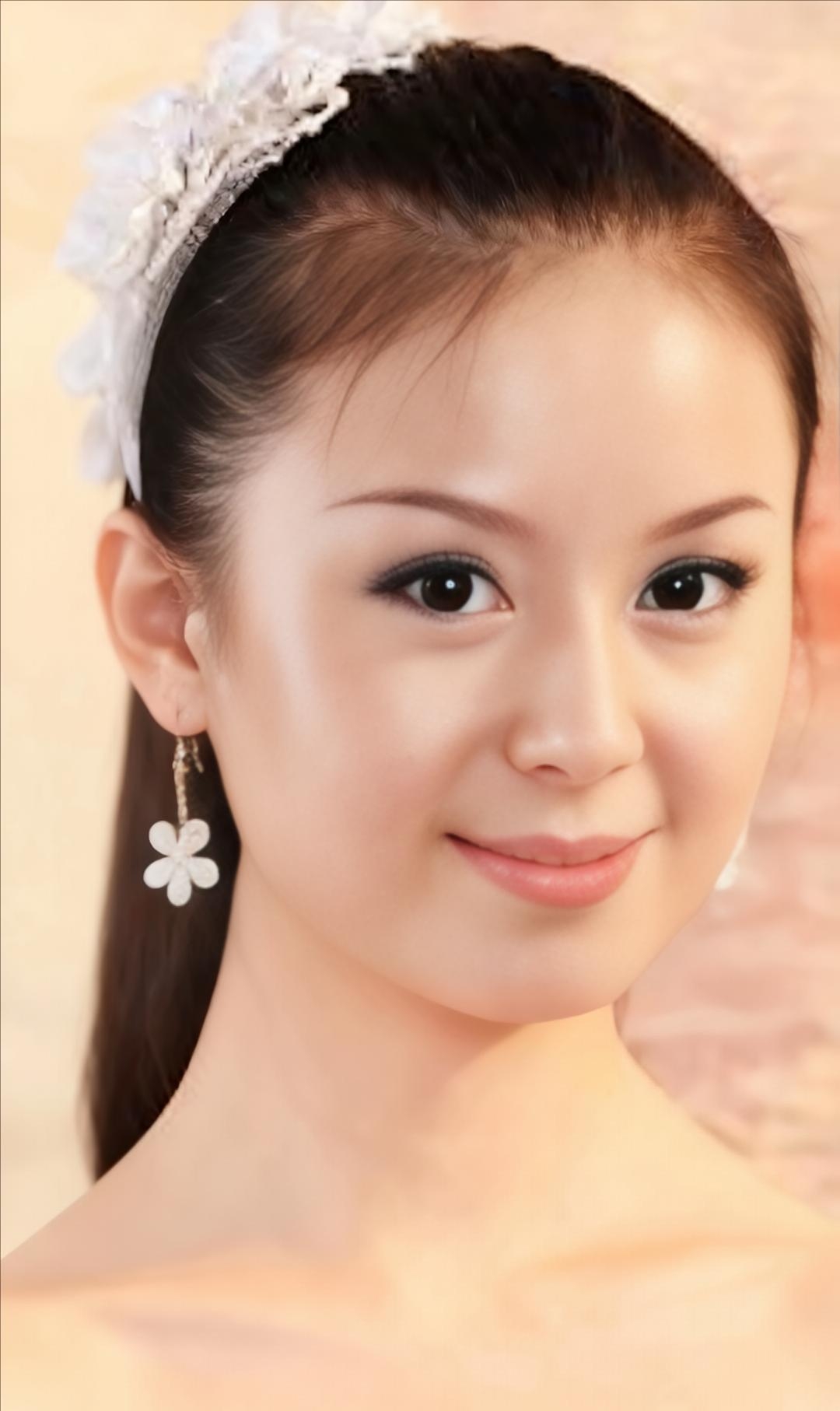 温柔甜美的少女，微笑如花绽放